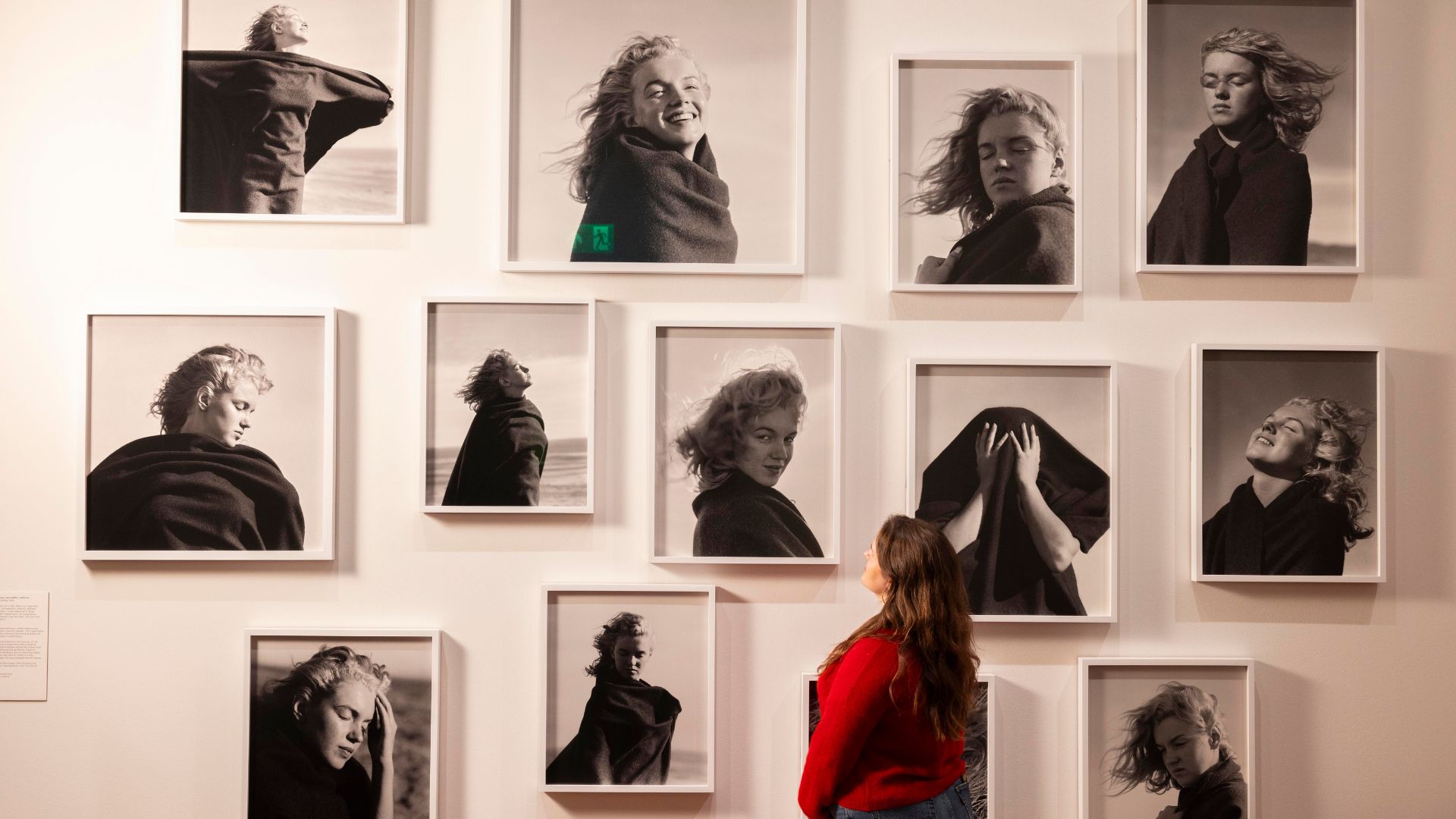 Marilyn Monroe, 1946, by André De Dienes, © André de Dienes / MUUS Collection. Image courtesy of National Portrait Gallery. A visitor observing Marilyn Monroe, 1946, by André De Dienes, in the exhibition Marilyn Monroe: A Portrait at the National Portrait Gallery, London.