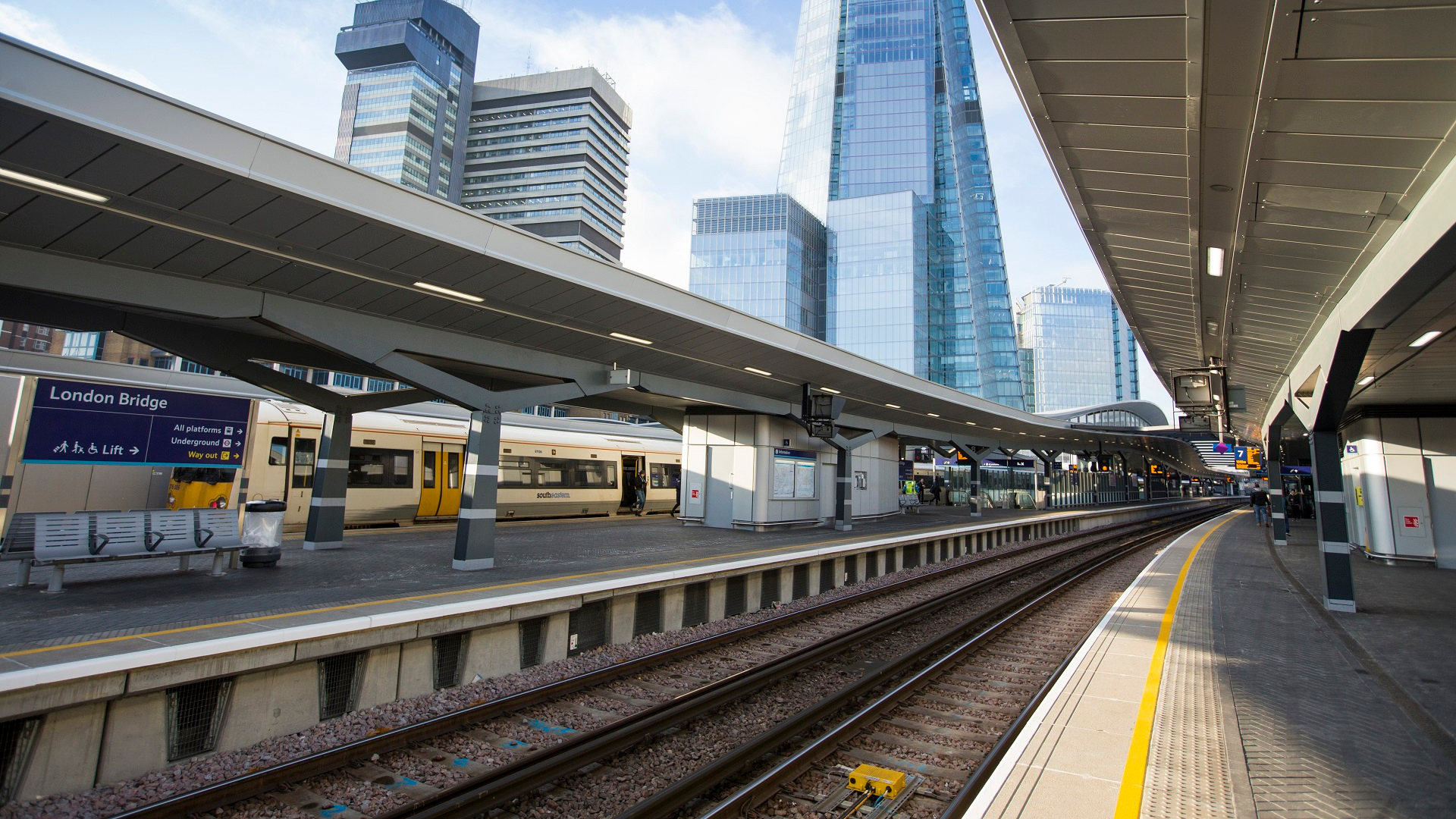 Plateforme de train à la station London Bridge, avec un train Southeastern en arrière-plan.