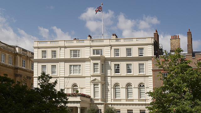 Clarence House, l'un des derniers hôtels particuliers aristocratiques de Londres. Image fournie par la Royal Collection. Vue extérieure de Clarence House, un hotel particulier aristocratique propriété de la famille royale à la façade blanche.