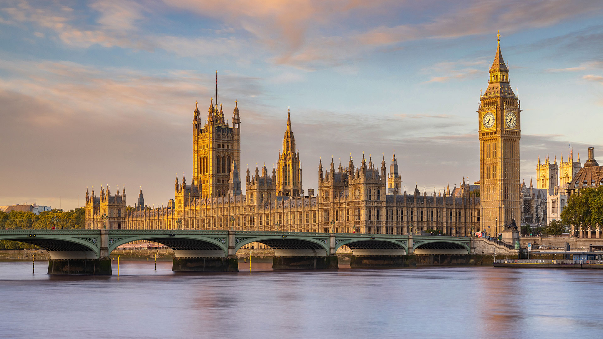 Admirez le paysage urbain de Londres, avec Big Ben et les Chambres du Parlement bordant la Tamise. Avec l'aimable autorisation de London & Partners. La tour de Big Ben et les Chambres du Parlement bordent la Tamise et le pont de Westminster par une journée ensoleillée.