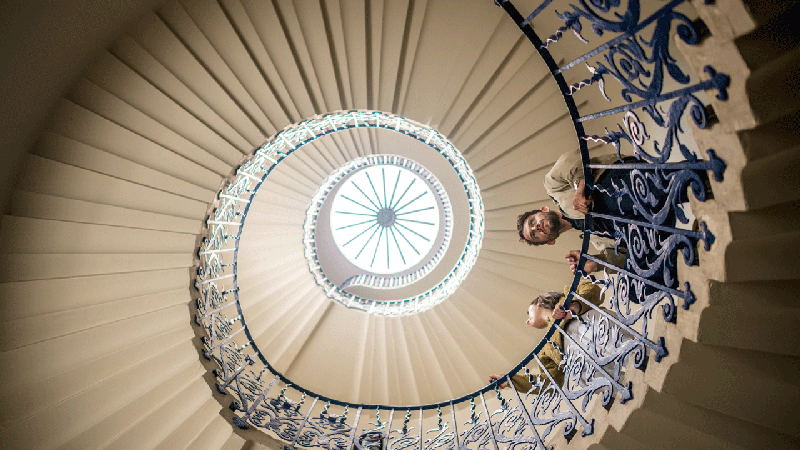 Admirez la fameuse cage d'escalier , la Tulip Staircase, à la Queen's House, un lieu historique à Greenwich. Avec l'aimable autorisation de London & Partners/Michael Barrow Un homme et une femme se penchent du haut d'un escalier en colimaçon depuis la Queen's House sur Greenich