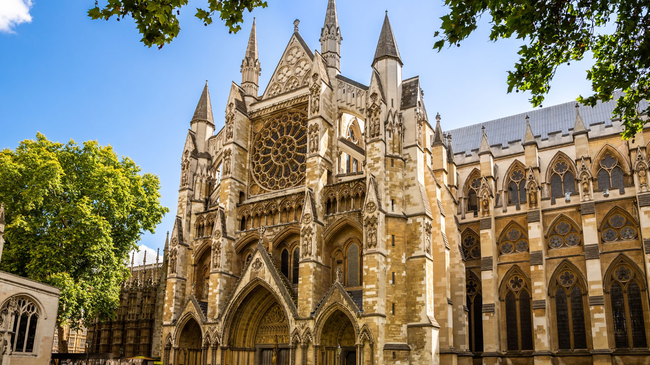 Visitez l'abbaye de Westminster, un lieu historique de Londres et le site de nombreux événements royaux. Avec l'aimable autorisation de Shutterstock. Vue sur l'entrée principale de l'abbaye de Westminster.