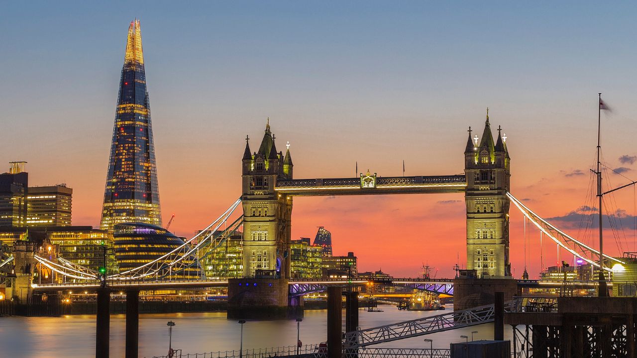 Sehen Sie Londoner Wahrzeichen bei Sonnenuntergang. © Shutterstock Das Shard und die Skyline der London Bridge bei Nacht vor der atemberaubenden Kulisse des Sonnenuntergangs beleuchtet.