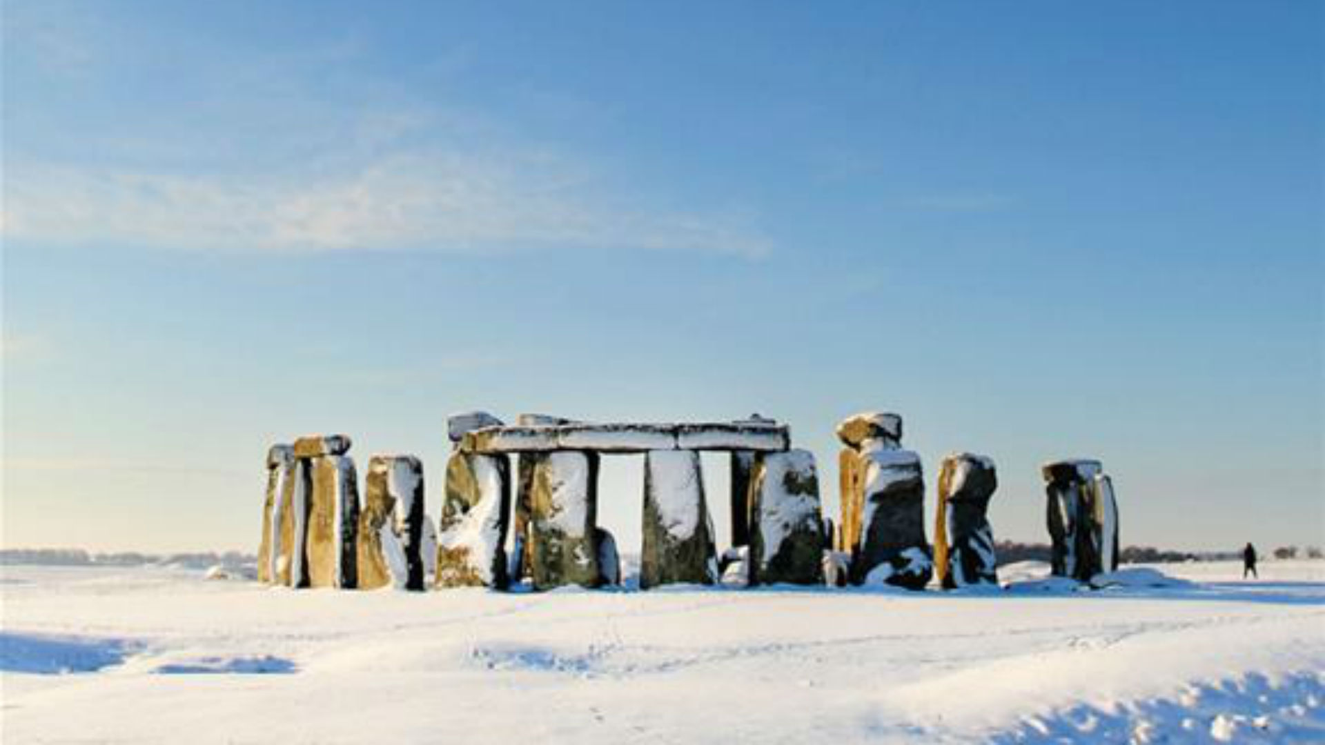 Une photo du site de Stonehenge recouvert de neige.