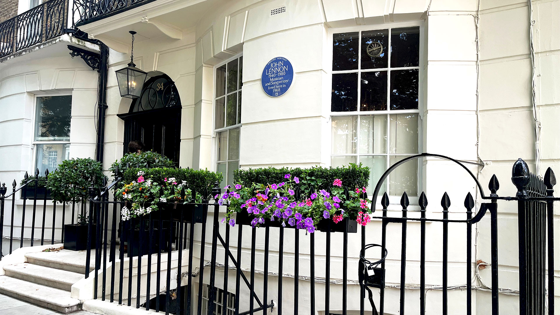White terrace flat on Wimpole Street, where there is a blue plaque stating that John Lennon lived there.