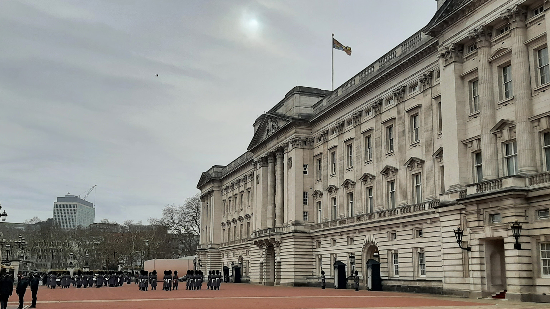 Witness the Changing the Guard ceremony at Buckingham Palace. Image courtesy of Visit London/Sigrun Tomicki A wide shot of soldiers standing in the courtyard of Buckingham Palace