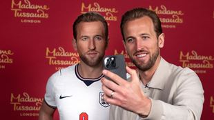Harry Kane poses for a selfie alongside his wax figure at Madame Tussauds London.