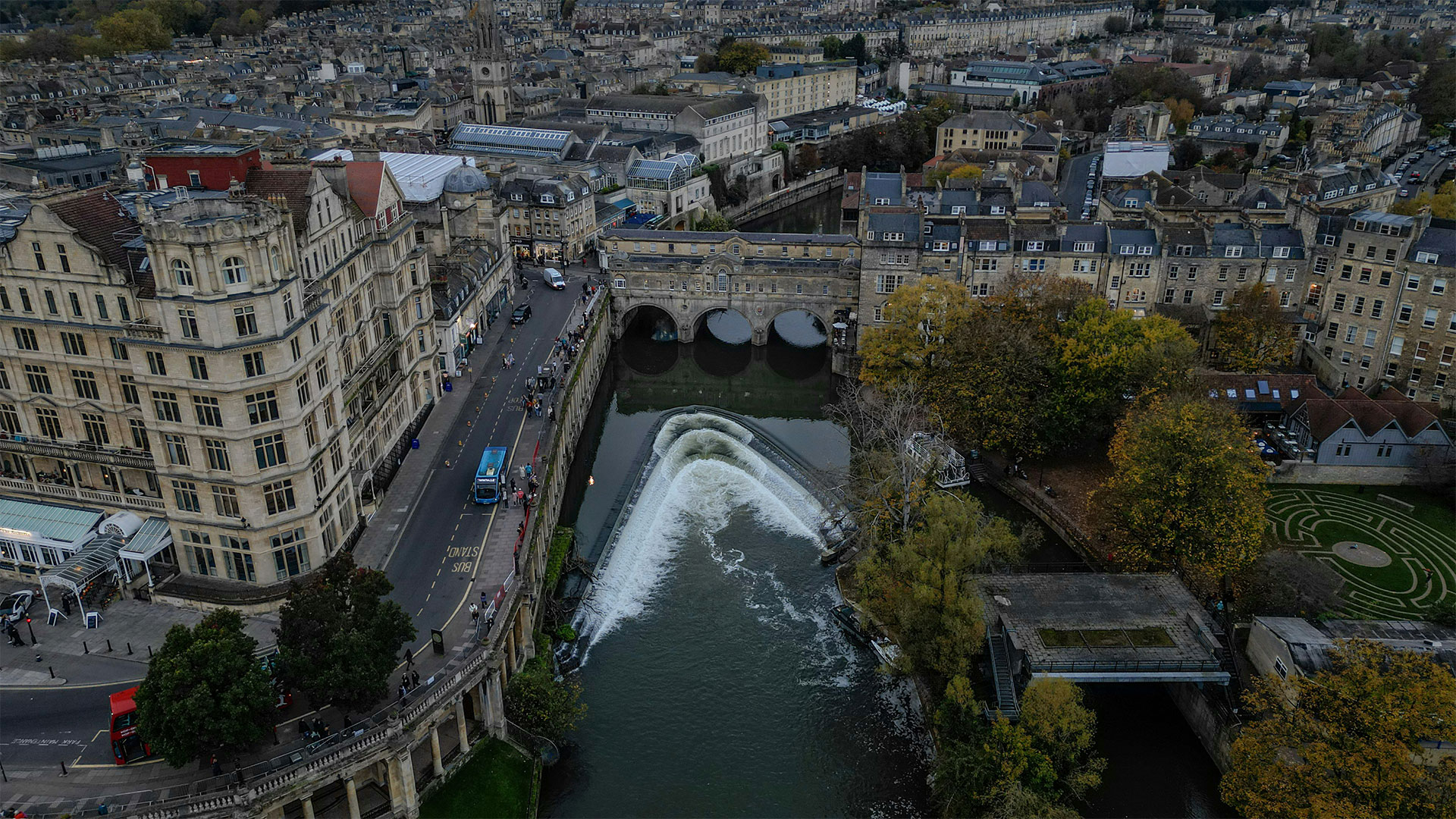 A panoramic view of Bath and the Pulteney Bridge over the River Avon.