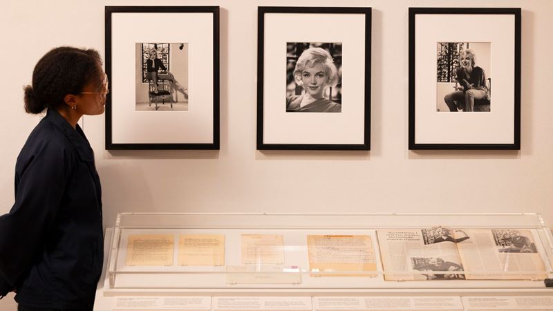 Marilyn Monroe, 1962, by Allan Grant, © 1962 MM LLC (Photographs by Allan Grant). Image courtesy of National Portrait Gallery. A visitor observing Marilyn Monroe, 1962, by Allan Grant, in the exhibition Marilyn Monroe: A Portrait at the National Portrait Gallery, London.