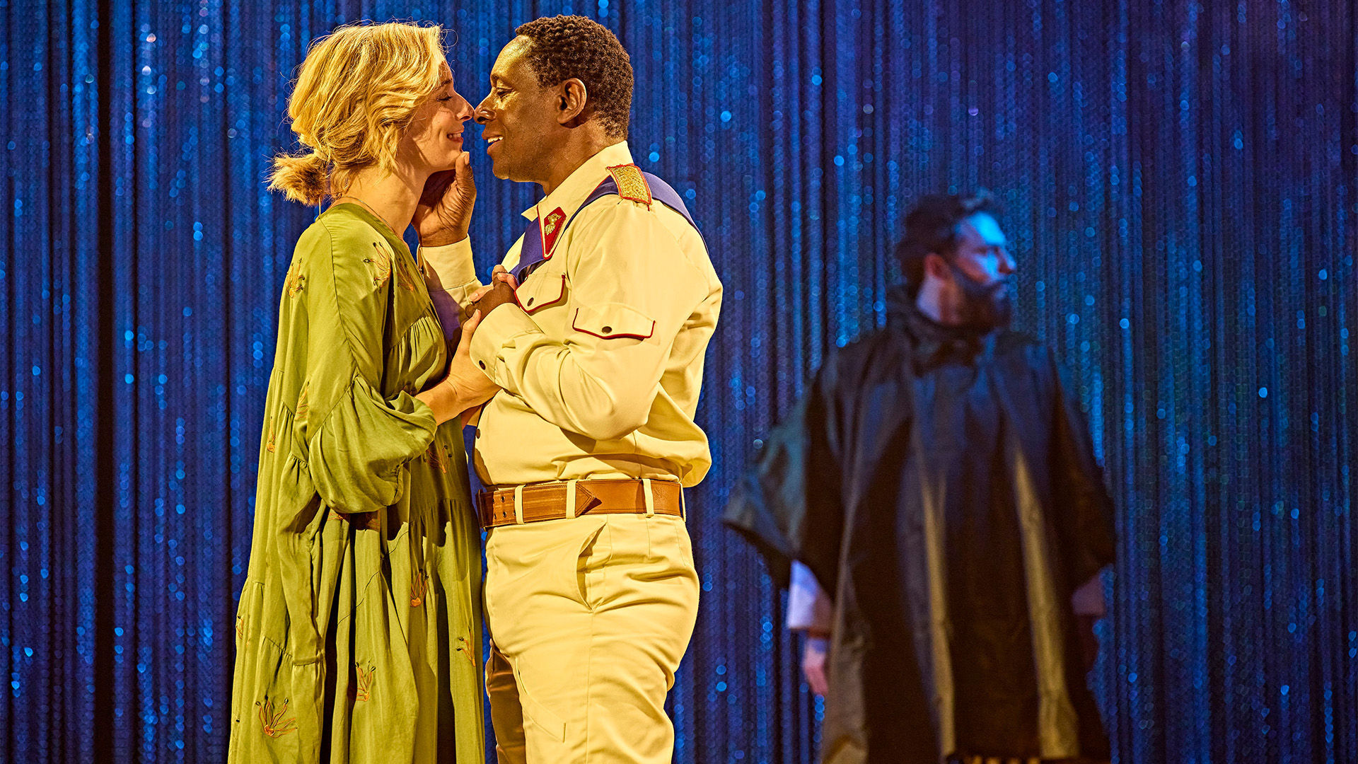 David Harewood as Othello and Caitlin Fitzgerald as Desdemona. Image courtesy of London Theatre Direct/Brinkhoff-Moegenburg. Othello and Desdemona embrace in Part One of Othello.