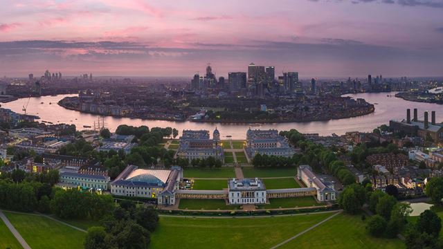 Panorama de Greenwich au coucher du soleil. Image reproduite avec l'aimable autorisation de Visit Greenwich. Vue panoramique de Greenwich et de la Tamise au coucher du soleil.