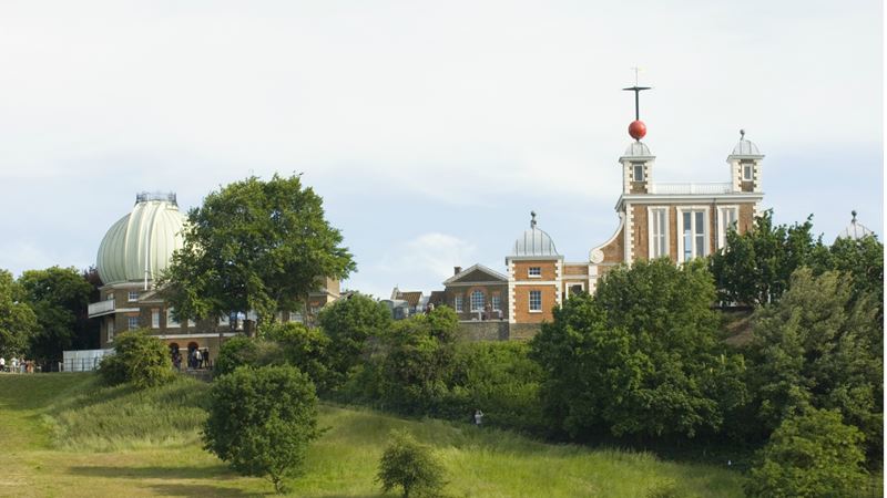 Vue sur l'observatoire de Greenwich entouré de verdure