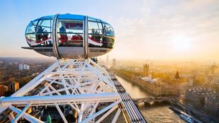 Vue de Londres, y compris la Tamise et Big Ben, depuis le London Eye, avec une capsule au premier plan.