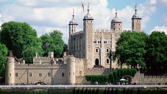 La Tour de Londres. Image reproduite avec l'aimable autorisation de Getty. La Tour de Londres par une journée ensoleillée avec des arbres en fleurs