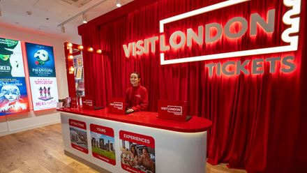 Profitez des conseils d'experts sur les attractions et les visites de Londres dans la nouvelle boutique pop-up Visit London Ticket Shop à Covent Garden. Avec l'aimable autorisation de London & Partners/Peter Cohen.