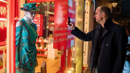 Admirez quelques uns des plus beaux costumes du West End londonien et obtenez des conseils d'experts sur le spectacle à voir lorsque vous vous rendez à la billetterie de Visit London. Avec l'aimable autorisation de London & Partners/Peter Cohen.