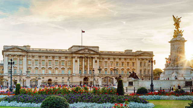 Palais de Buckingham © visitlondon.com/Jon Reid. Image gracieusement fournie par Jon Reid, Visit London Vue sur le palais de Buckingham avec sur sa droite la mémorial à la Reine Victoria baignée d'un rayon de soleil.