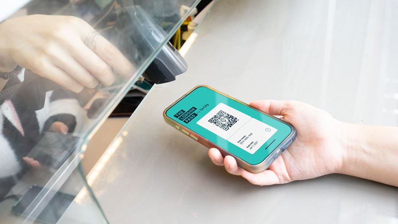 Scan your London Pass for access to more than 100 attractions. Image courtesy of Go City. Person holding their phone with The London Pass on the screen for another person to scan.