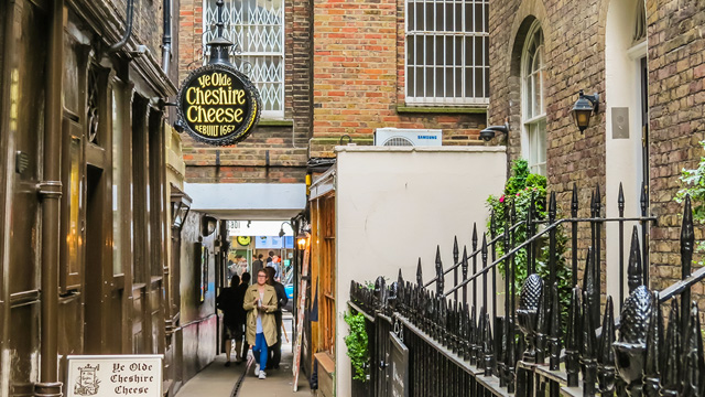 Ye Olde Cheshire Cheese. Image courtesy of Shutterstock.