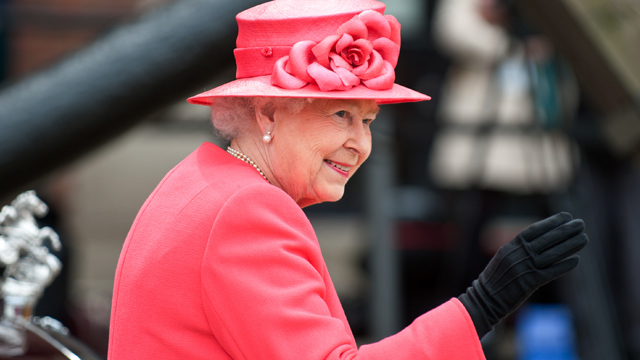 Königin Elizabeth II. lächelt und winkt während einer Veranstaltung.