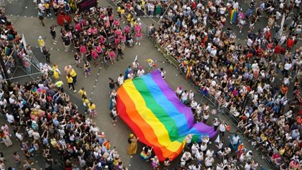 Assistez à la parade annuelle Pride in London mettant à l'honneur des membres de la communauté LGBTQ+ de Londres. Photo credit Siobhan Mulcahy/ photos.london