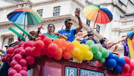 Un bus décoré de ballons multicolores fait parti du défilé de la London Pride. Image fournie par Shutterstock.
