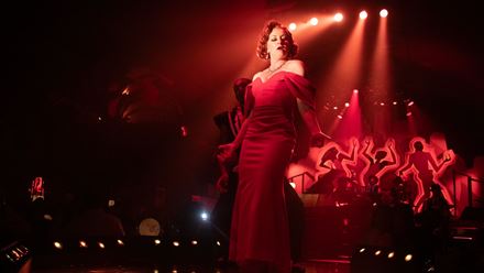 Step into a speakeasy filled with glitz and glamour and lose yourself in the secret champagne-soaked world of 58th Street. Image courtesy of Golden Tours.