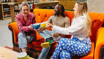 Explore interactive set recreations for a nostalgia-packed immersive experience at The FRIENDS™ Experience: The One in London. Image courtesy of Golden Tours.