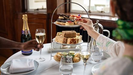 Admire London’s iconic landmarks while savouring sweet and savoury treats at the London Eye Lounge. Image courtesy of Golden Tours.