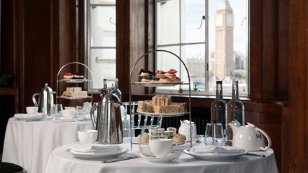 Enjoy a quintessentially British afternoon tea at the London Eye Lounge. Image courtesy of Golden Tours. 
