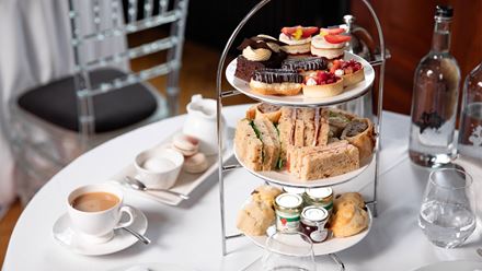 Sip on a range of refreshing teas during afternoon tea at the London Eye Lounge. Image courtesy of Golden Tours.