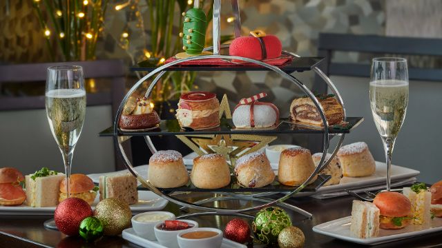 Ein Tisch im Park Lane Hilton Hotel, gedeckt mit weihnachtlichen Leckereien und Champagner.