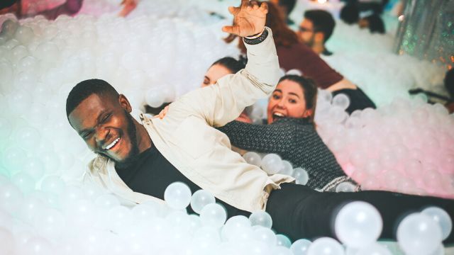 Les gens s'amusent à jouer dans le ballpit pour adultes lors du brunch Ballie Ballerson à Londres.