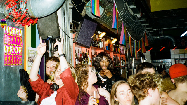 Club-Gäste tanzen zusammen im Dalston Superstore