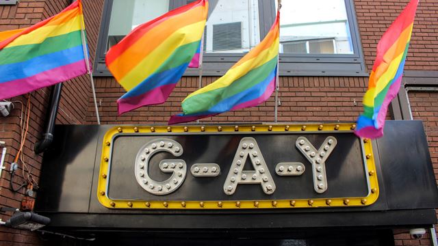 Regenbogenflaggen hängen üver dem Eingang zum G-A-Y Late Club in Soho