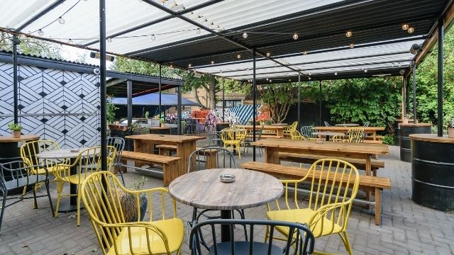 The beer garden at the english pub The Angel Oak in London. 