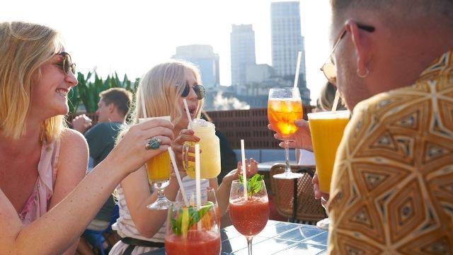 Auf der Dachterrasse der Londoner Bar Elba werden Drinks serviert.