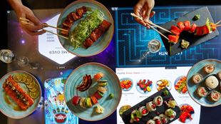 Selection de sushis présentés sur une table de verre au restaurant Inamo à Londres.