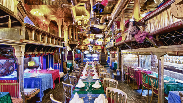 Une vue de l'intérieur insolite du restaurant Sarastro et de ses nappes colorées.