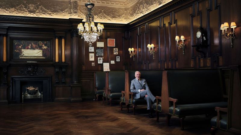 The Grand Divan at Simpson’s in the Strand, an iconic Edwardian dining room being carefully restored ahead of the restaurant’s reopening in 2026, showcasing rich wood panelling, chandeliers and its distinctive high-backed seating. Image courtesy of Jeremy King Restaurants Interior of the Grand Divan at Simpson’s in the Strand, featuring dark wood panelling, chandeliers, high-backed leather seating and historic Edwardian detailing.