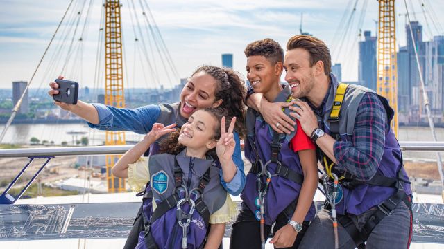 Eine Familie macht ein Foto bei der Attraktion up at the O2 nachdem Sie auf das O2 geklettert sind.