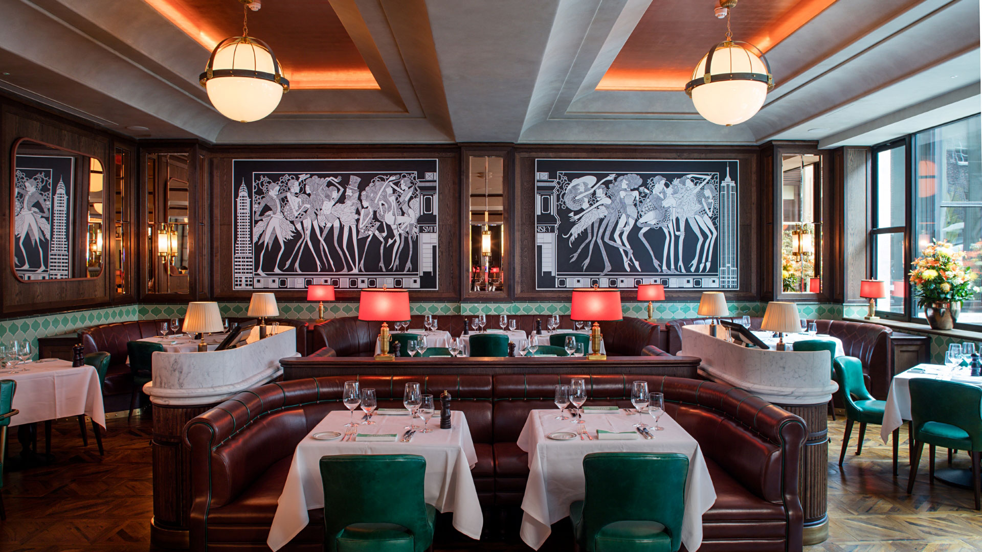 A photo of the interior of Smith & Wollensky with wooden furniture, white tablecloths and warm overhead lighting 