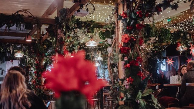 Eine Winter Rooftop Bar in Brixton mit grünen und roten Weihnachtsgirlanden.