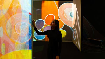 Treten Sie bei FRAMELESS in London mitten in die Kunst selbst ein. Bild mit Genehmigung von FRAMELESS.