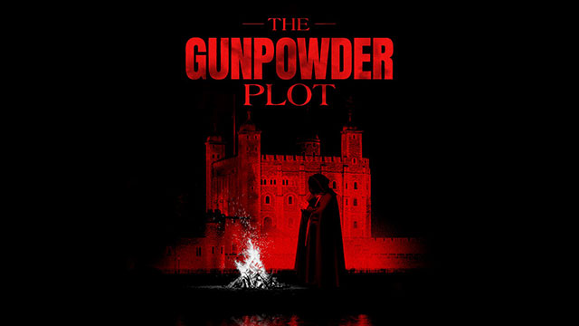 The Gunpowder Plot interaktives Erlebnis. Bild mit Genehmigung von The GingerBread Agency. Eine Schattengestalt in einem schwarzen Umhang mit Kapuze steht vor dem Tower of London, beleuchtet von roten Lichtern in einer dunklen Nacht, mit einem weißen Lagerfeuer vor sich.