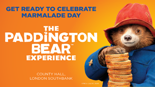 Poster pour la promotion de Paddington Bear Experience montrant l'ours Paddington habillé d'un manteau bleu et coiffé d'un châpeau rouge tenant une pile de sandwichs à la marmelade d'orange.
