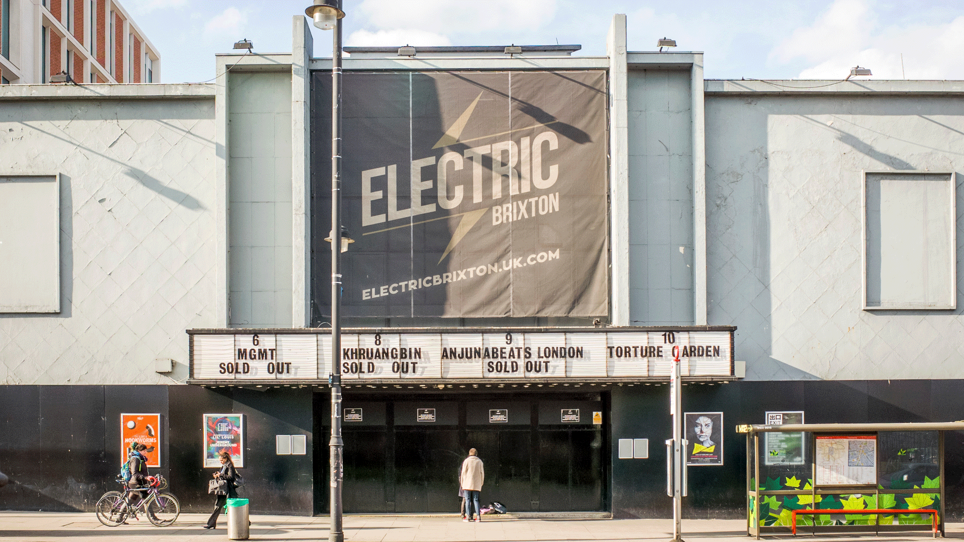 Sehen Sie einige der besten Live-Künstler im Electric Brixton spielen. Kredit: Shutterstock. Bild mit Genehmigung von Shutterstock. Fassade des Electric Brixton mit riesigem Leimwand mit dem Namen des Veranstaltungsorts und den Namen der auftretenden Bands darunter