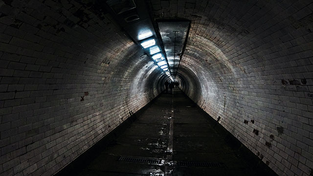 Der dunkle Greenwich Fußgängertunnel