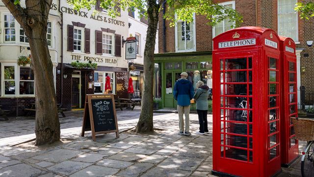 The exterior of The White Cross pub beside the river Thames in Richmond.