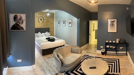 Enjoy a stay at this cosy themed hotel in Walthamstow. Credit: Sir Alfred Hitchcock Hotel. Image courtesy of Sir Alfred Hitchcock Hotel.